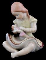Drasche porcelán kislány babával, kézzel festett, jelzett, kis kopásnyomokkal, m: 9 cm