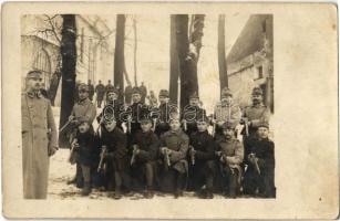Első világháborús egyévi önkéntesek a 16. gyalogezredből, katonák puskákkal télen / WWI K.u.k. (Austro-Hungarian) military, volunteer soldiers with guns in winter. group photo (fa)