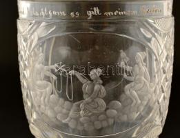 cca 1900 Párkák motívumával díszített, német feliratos üvegpohár, kis hibákkal, m: 12 cm