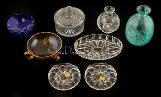 Különféle kis üveg tárgyak: vázak, tálkák (kettő jelzett), bonbonier, csorba nélkül, m:7-11 cm, d:8,5-13×11 cm összesen: 8 db