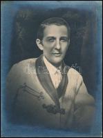 cca 1930 Műtermi fénykép nagyméretű retusált film és két zselatinos ezüst nagyítás. 16x22, 18x24 cm