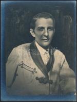 cca 1930 Műtermi fénykép nagyméretű retusált film és két zselatinos ezüst nagyítás. 16x22, 18x24 cm