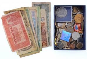 Vegyes numizmatika tétel kis dobozban fémpénzekkel, emlékérmékkel, jelvényekkel és bankjegyekkel T:vegyes