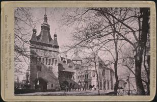 1896 A Vajdahunyad-vár udvara a millenniumi kiállítás idején, a fényképészeti szövetkezet kiadása, 10×16 cm
