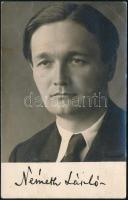 1941 Németh László (1901-1975) iró eredeti fotója, nyomtatott aláírásával, fotólap, felületén törésnyomok, 14×8,5 cm