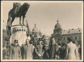 1940 A kolozsvári bevonulás alkalmával készített fotó a Mátyás király szobornál, fotó, 8,5×11,5 cm