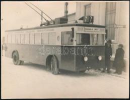 1934 A BSZKRt T470 trolibusz a III. kerület Bécsi úton, hátoldalon feliratozott fotó, 8,5×11 cm