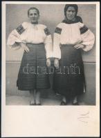 1940 Rahó, ruszin nők népviseletben, hátoldalon feliratozott fotó, 12×8,5 cm