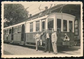1930 A fogaskerekű vasút a Széchenyi-hegyi végállomásnál a személyzettel, fotó, 6×9 cm