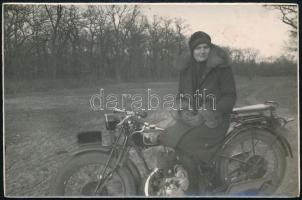 1931 Hölgy F.N. motoron Debrecenben, hátoldalon feliratozott fotó, 5,5×8,5 cm