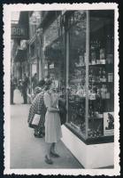 1940 Drogéria üzlet kirakata Kolozsváron, a Rákóczi utcában, fotó, hátoldalon feliratozva, 9×6 cm