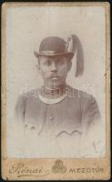 cca 1895 Csendőr azonosító számmal, keményhátú fotó Rónai mezőtúri műterméből, fotó felületén törésnyom, hátoldala kopott, foltos, 10,5×6,5 cm