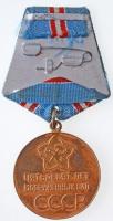 Szovjetunió 1968. "50 éves a Szovjet Fegyveres Erők" sárgaréz kitüntetés mellszalagon T:2 ...