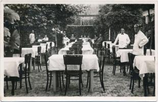 1939 Karcag, Kőváry Sándor éttermei a rózsabokorhoz, kert pincérekkel. photo
