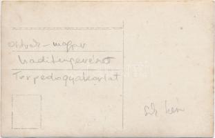 Osztrák-magyar haditengerészet torpedógyakorlata, matrózok, oldalsó gőzbárka / K.u.K. Kriegsmarine /...