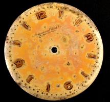 16 db különféle zseb- és karóra számlap és egy szerkezet