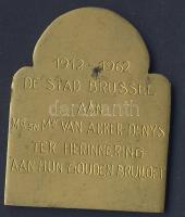 Belgium 1962. "Brüsszel- Van Acker aranylakodalom" dekoratív, aranyozott Br plakett T:2