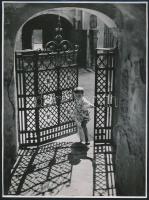 Vadas Ernő (1899-1962): Szabad-e bejönni?, művészfotó, hátulján pecséttel jelzett, 24×18 cm