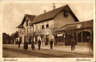 1930 Balatonfüred, Vasútállomás, vasutasok (gyűrődés / crease)