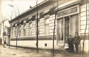 1913 Torontálvásárhely, Develák, Debelják, Debeljaca; Joanovics T.S. gyógyszerész gyógyszertára / pharmacy with pharmacist. photo (EK)