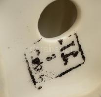 Aquincum porcelán madárka. Kézzel festett, jelzett, hibátlan 9 cm, galambpár fehérmázas, jelzett, hi...