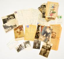 Az Evi-Illés család hagyatékából: újságkivágás, fotók, levelezőlapok, stb., érdekes anyag, egy borítéknyi