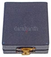 ~1960. "Magyar Olimpiai Bizottság" festett fém jelvény, eredeti tokban (20x29mm) T:2