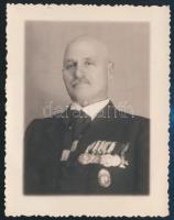 cca 1930-1940 Azonosítatlan katonatiszt civilben, kitüntetésekkel, fotó, 6,5×8 cm