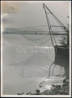 Halászbárka hálóval, 2 db fotó, 36×49 cm