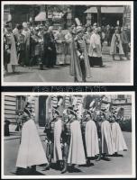 2 db RÉGI magyar képeslap: Szent Korona Őrség és Szent Jobb körmenet Budapesten / 2 pre-1945 Hungarian postcards from Budapest, royal guards and procession