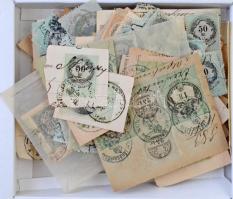 Néhány 100 klasszikus okmánybélyeg ömlesztve dobozban, sok kivágás, szép bélyegzések 1868-1880