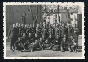 cca 1950 ÁVH-sok(?) csoportképe, fotó, hátulján feliratozva, 8×11,5 cm