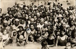 1931 Balatonalmádi, fürdőzők csoportképe. Vitéz Mészáros fényképész, photo