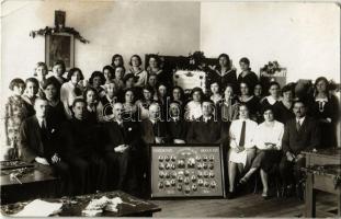 1931 Kecskemét, Női Felsőkereskedelmi iskola IV. évfolyama, belső, ballagási csoportkép tablóval. Merkado fényképész, photo (fl)