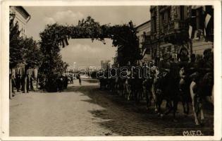 1940 Dés, Dej; bevonulás, díszkapu / entry of the Hungarian troops, decorated gate