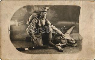 Első világháborús osztrák-magyar szanitéc katona elsősegélynyújtás közben / WWI K.u.K. (Austro-Hungarian) military, medic. photo (fl)