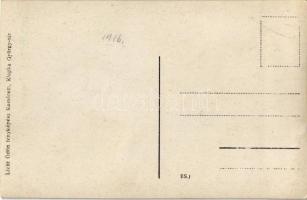 1916 Komárom, Komárno; Osztrák-magyar katonák csoportképe puskákkal a laktanyánál. Licht Ödön fényké...