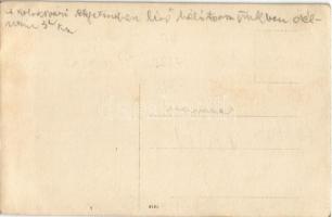 Kolozsvár, Cluj; Osztrák-magyar katonák az egyetemen kialakított hálótermükben, többen újságot olvas...