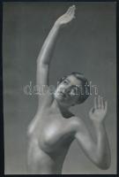 1937 Nyújtózkodás, erotikus fotó, hátoldalon pecséttel jelzett, retusált, 22×15 cm