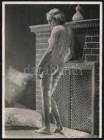 Akt kandallónál, erotikus fotó, hátoldalon pecséttel jelzett, retusált, 22×16 cm