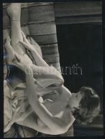 Akt kanapén, erotikus fotó, hátoldalon pecséttel jelzett, retusált, 15,5×21 cm