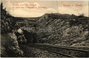 Sevastopol, Sebastopol; Un tunnel dans le voisinage de Sebastopol / railway tunnel, locomotive