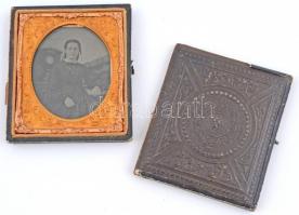 Női portré, ferrotípia (vaslemezre készült, vásári gyorsfénykép), díszes dobozban, a doboz sérült, 8x6,5 cm, doboz: 9x8 cm