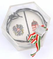 cca 1989 A vasfüggönyből készített drótkoszorú, plombált, díszdobozban