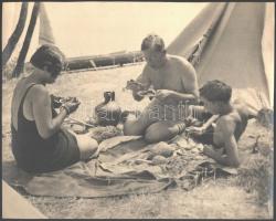 55 db nagyméretű, művészi igényű fényképfelvétel az 1940-es évekből. Életképek, csendéletek, városré...