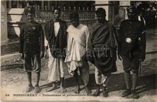 Puducherry, Pondichéry; Policemans et prisonniers hindous / police officers and prisoners