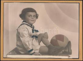 cca 1930 Sonya budapesti fényképész műtermében készült vintage fotó, kézzel színezve, 17x23 cm, karton 18,5x25 cm