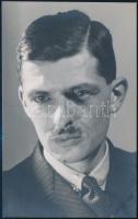 cca 1937 Kinszki Imre (1901-1945) budapesti fotóművész jelzés nélküli, vintage fotója (önarckép), 16,8x10,5 cm