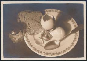cca 1937 Thöresz Dezső (1902-1963) békéscsabai gyógyszerész és fotóművész hagyatékából, jelzés nélküli vintage fotó (Tojásos csendélet), 6x8,5 cm