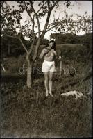 cca 1939 Szolidan erotikus felvétel Thöresz Dezső (1902-1963) békéscsabai gyógyszerész és fotóművész hagyatékából, vintage negatív, 9x6 cm
